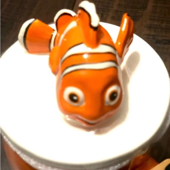 Rae Dunn Pixar Disney Finding Nemo "NEMO" Coffee Mug With Nemo On Lid New - Picture 7 of 8